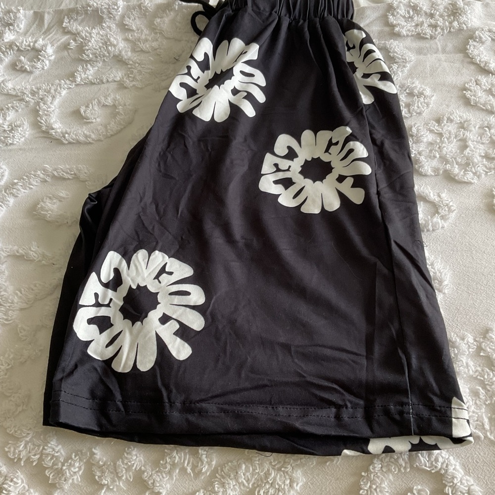 SHEIN Boys Black and White Athletic Shorts with Bold Floral Design - Picture 3 of 5